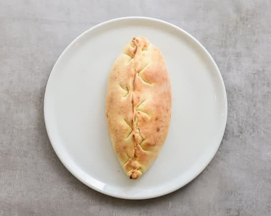 Hjemmebagt calzone på tallerken